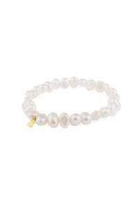 Pulsera de perlas con perlas blancas de forma irregular y textura suave, acentuada por un pequeño charm de oro. Diseño flexible y elástico.