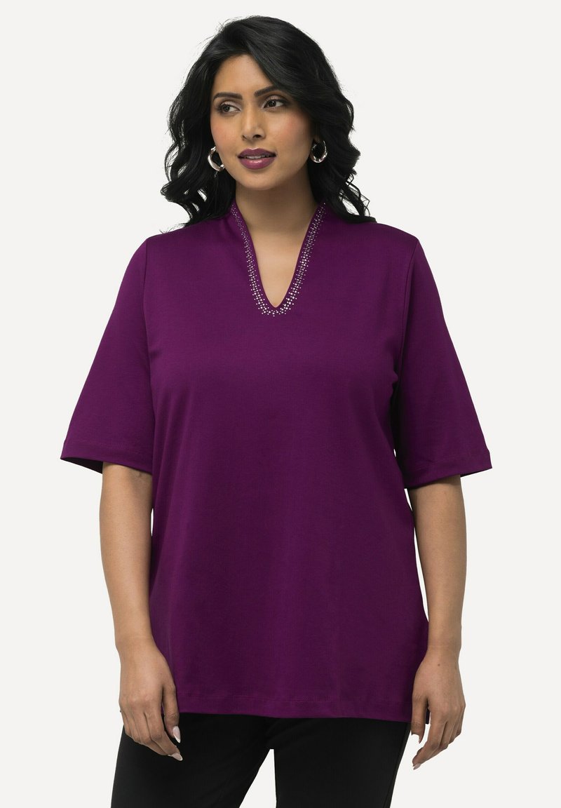 Top corto morado de manga corta con escote en V, adornado con detalles de cuentas. Hecho de una tela suave, con un corte relajado.