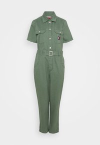 Grüner Kurzarm-Overall aus Baumwolle mit tailliertem Gürtel, zwei Brusttaschen und einem Markenpatch auf der linken Seite.