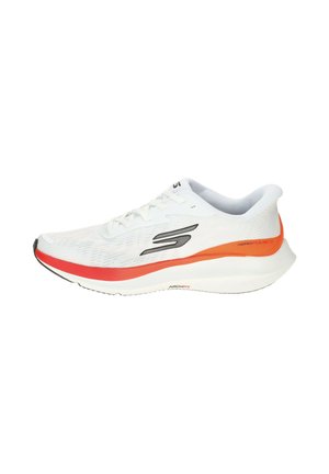 Zapatilla de running Skechers blanca y naranja con logo negro, diseño con cordones y suela acolchada Arch Fit vista de lado.