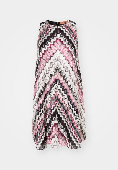 Vestido sem mangas com padrão em zigzag nas cores rosa, preto e branco. Confeccionado em tecido texturizado com um corte relaxado. Fecho com zipper nas costas.