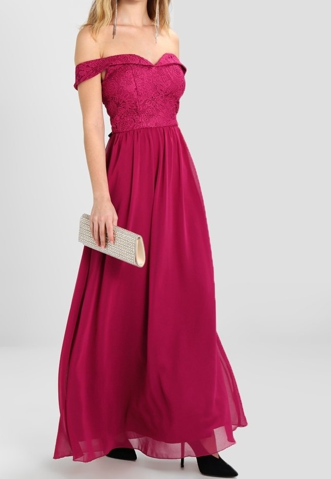 Axelklänning i bordeaux med spetsliv och flödande kjol, kombinerad med en silverbeströdd clutch och svarta klackar.
