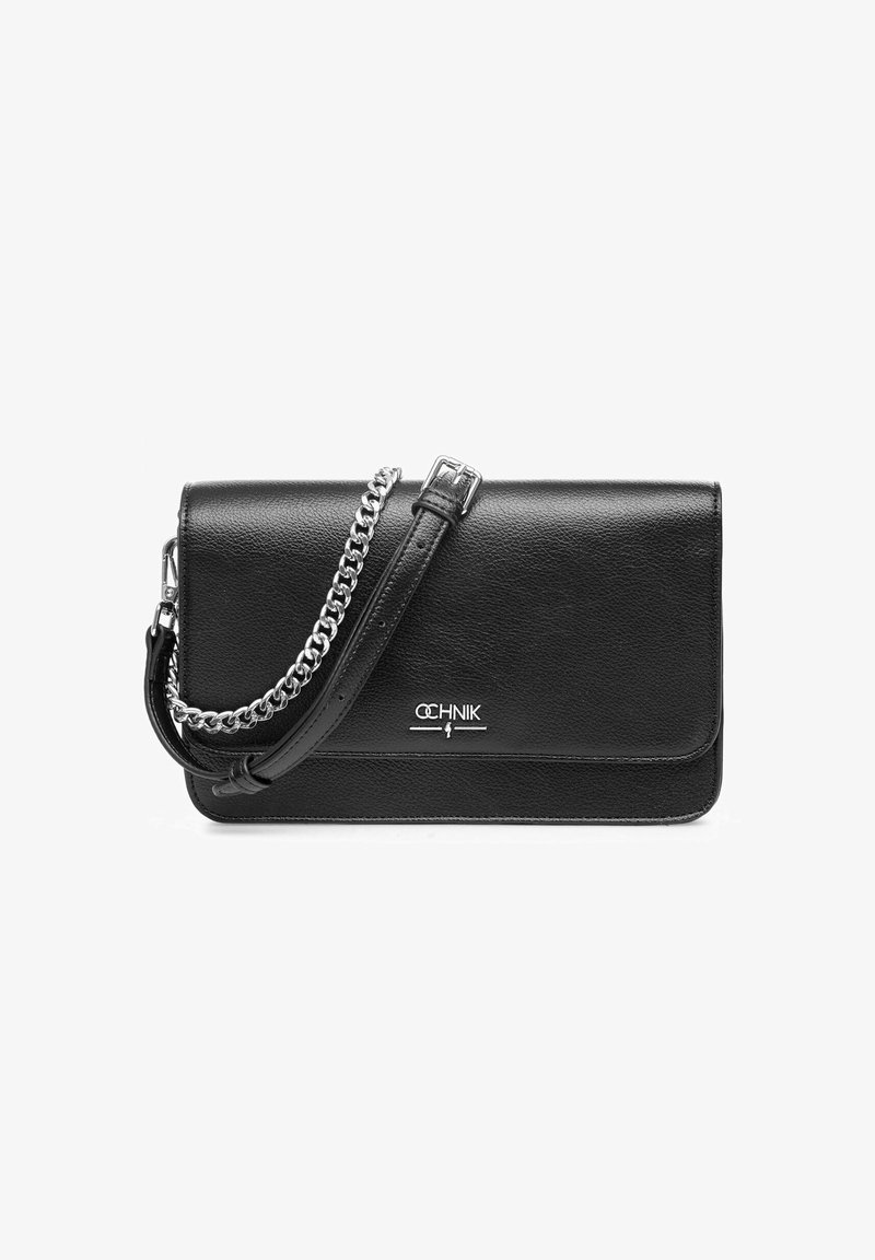 Czarna skórzana torebka o strukturalnym designie, z srebrnym łańcuchem jako paskiem oraz z zapięciem na zatrzask. Posiada logo z przodu oraz gładką fakturę.