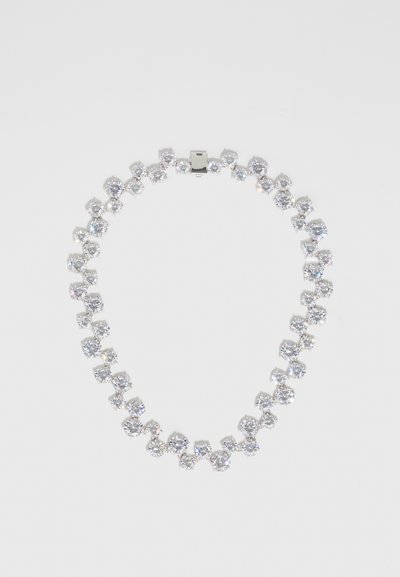 Ασημένιο κολιέ με στρογγυλους, διάφανους κρύσταλλους σε συνδεδεμένο σχέδιο, ασφαλισμένο με κούμπωμα και με λεία, γυαλιστερή επιφάνεια.