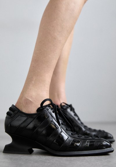 MIISTA GOLDIE BROGUES - Zapatos de salón con cordones - black