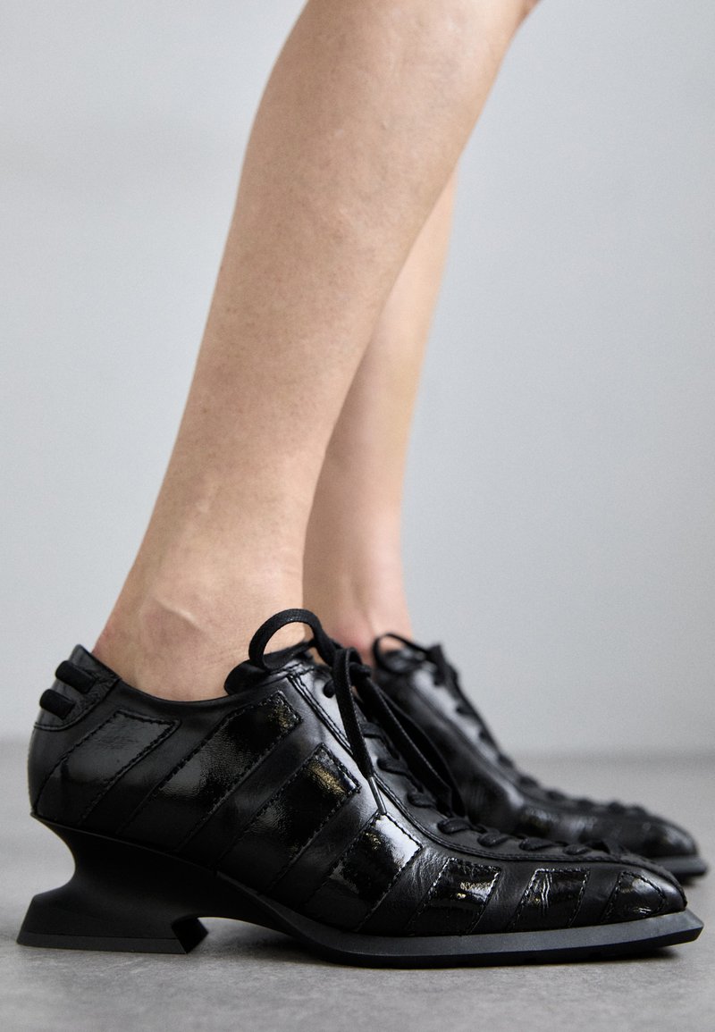 MIISTA GOLDIE BROGUES - Pantofi cu șireturi - black