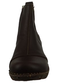 Stivale alla caviglia in pelle marrone con pannelli elastici laterali, punta rotonda e una superficie leggermente texturizzata. Dettagli cuciti lungo il bordo della suola.