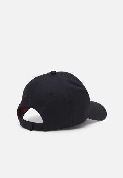 Casquette de baseball noire en coton avec une visière incurvée, une sangle arrière ajustable et une texture lisse. Présente un accent rouge à l'intérieur.