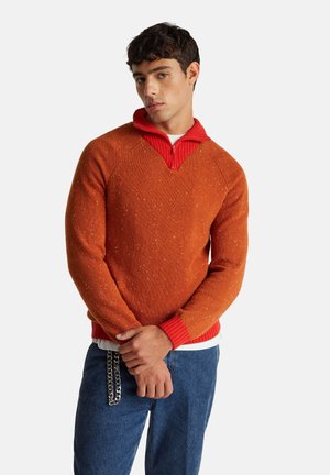 STRANGER THINGS MOCK NECK - Strickpullover - orange
