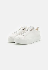 Weiße Leder-Sneaker mit glatter Textur, runder Zehenpartie und dicker strukturierter weißer Sohle. Mit silbernen Ösen und einer Schlaufe an der Rückseite.