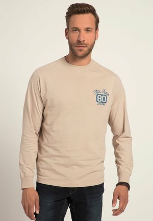 Beige Langarmshirt mit Rundhalsausschnitt und blauem "Air Race 80"-Logo auf der Brust, aus weichem Baumwollmaterial.