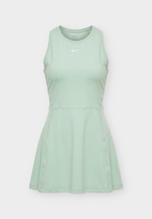 Mouwloze lichtgroene Nike tennisjurk met aansluitend lijfje, uitlopende rok, ronde halslijn en wit Nike swoosh-logo op de borst.