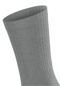 Grau geribbelte Socke mit glatter Textur, ausgestattet mit einer verjüngten Öffnung und vertikalen Strickmustern für zusätzliche Details.