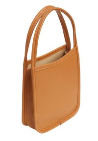Borsa a mano in pelle tan con texture liscia, forma rettangolare e due manici corti; presenta un design minimalista senza hardware visibile.