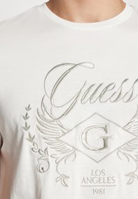 Guess Camiseta estampada - salt white
