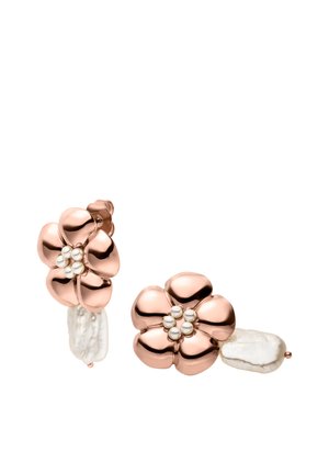 Roségoldene, blumenförmige Ohrringe mit fünf Blütenblättern, von denen jedes von sechs kleinen Perlen in der Mitte geschmückt wird, und einer baumelnden, unregelmäßigen weißen Perle darunter.