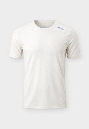 Fehér rövid ujjú kerek nyakú póló, amelyen kék betűkkel a "BORG" felirat található a bal váll közelében.