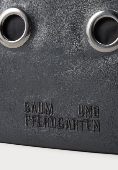 Μαύρο υλικό από δέρμα με υφή, με δύο μεγάλα ασημένια μεταλλικά περάσματα και ανάγλυφο κείμενο "BAUM UND PFERDGARTEN" με μαύρο νήμα.