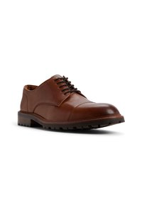 Zapato de vestir de cuero marrón con punta redondeada, presenta un diseño de cordones, superficie texturizada y una suela de goma negra duradera con tacos.
