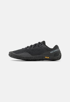 Zwarte Merrell lichtgewicht trailrunningschoen met gestructureerde Vibram-zool en mesh bovenwerk, zijaanzicht op een witte achtergrond.