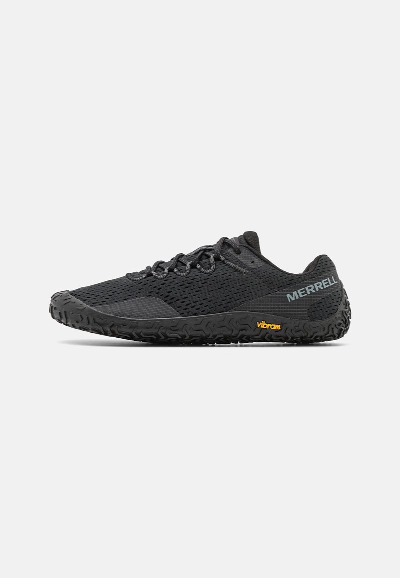Chaussure de course sur sentier légère Merrell noire avec semelle Vibram texturée et tige en mesh, vue de côté sur fond blanc.