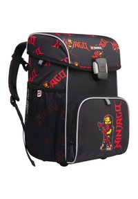 Zaino nero con grafica rossa Ninjago, tasca laterale in rete, tracolla regolabile e pattina superiore con una chiusura a fibbia sicura.