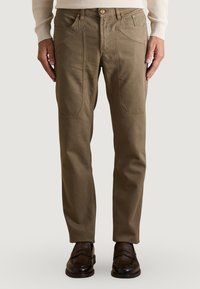 Pantalones de algodón marrón con piernas rectas, que cuentan con bolsillos frontales y traseros, cierre de botón y detalles de costura visibles.