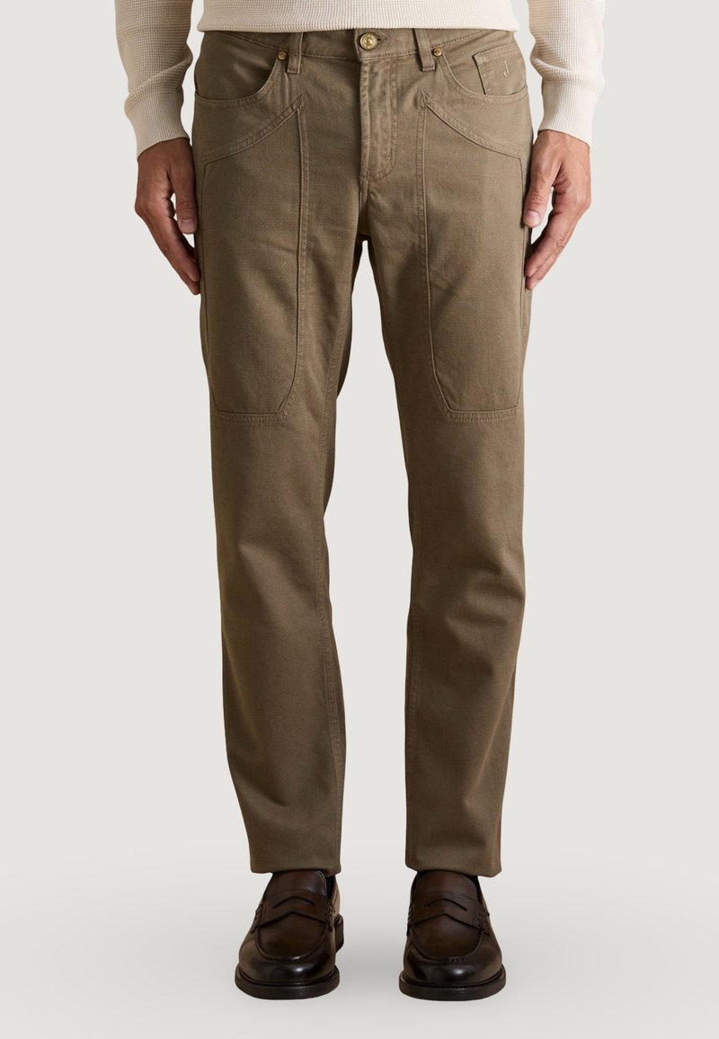 Pantalones de algodón marrón con piernas rectas, que cuentan con bolsillos frontales y traseros, cierre de botón y detalles de costura visibles.