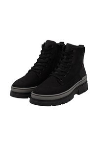 Botas negras de media altura con cordones, hechas de ante y con suela de goma, que presentan acentos grises en la suela y un zipper lateral para facilitar el acceso.