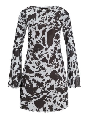 Haljina s crno-bijelim točkicama, dugim širokim rukavima, mekanim materijalom, okruglim izrezom i strukom koji se dobro prilagođava. Rub haljine je blago valovit.