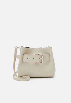 Kremowa skórzana torba typu crossbody z szerokim paskiem i srebrną klamrą, wąskim regulowanym paskiem oraz subtelnym logo „YUZEFI”.