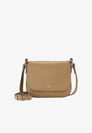 Sac bandoulière en cuir tan avec une texture lisse, fermoir à rabat, strap ajustable et quincaillerie en argent. Logo de la marque présent à l'avant.