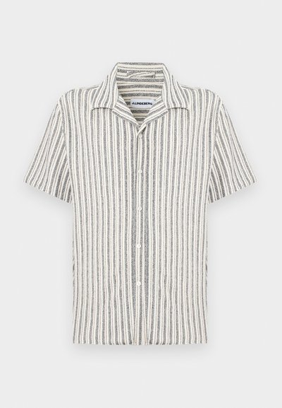 Κοντομάνικο πουκάμισο με κάθετες μαύρες και λευκές ρίγες και κλασικό γιακά, παρουσιασμένο σε απλό φόντο.