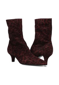 Bordeaux fluwelen enkellaarsjes met een luipaardprint, puntige neus en kitten heel. Zachte textuur, strakke pasvorm en geen zichtbare hardware.