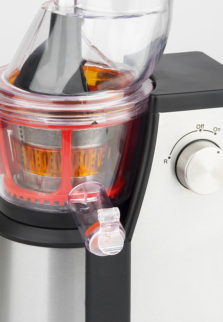Entsafter mit Edelstahlbasis, klarem Kunststoffbehälter, orangefarbigen Akzenten, Metallfiltergewebe und einem Steuerknopf mit Ein/Aus-Einstellungen.