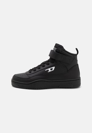 Sorte high-top sneakers i tekstureret læder med perforerede accenter, justerbar rem og hvidt logo på siden. Gummisål og polstret krave.