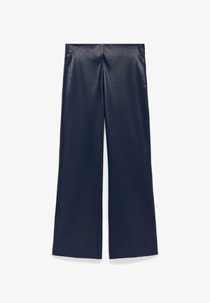 Donkerblauwe wijdvallende nep leren broek met hoge taille en een gladde textuur, plat gelegd op een witte achtergrond.