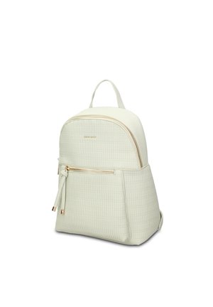 Sac à dos compact beige clair texturé avec fermeture éclair incurvée sur le dessus, poche zippée devant et poignée de transport sur fond blanc uni.