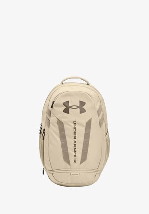 Zaino beige Under Armour con più scomparti con zip, maniglia superiore, logo e scritta "UNDER ARMOUR" sul pannello frontale.