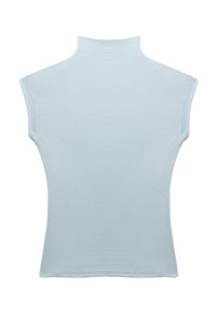 Maglietta a collo alto a coste in blu chiaro con maniche corte a campana. Il tessuto ha una texture liscia e un design aderente, svasato in vita.