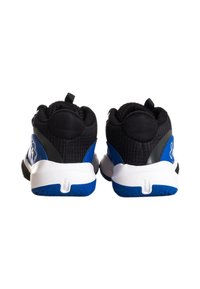 Zapatillas deportivas negras y azules con parte superior texturizada, cuello acolchado y media suela blanca. Presenta una lengüeta y un patrón distintivo en la suela de goma.