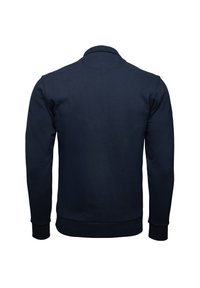 Námořnická mikina s vysokým límcem, dlouhými rukávy a vroubkovanými manžetami. Hladká textura látky, bez viditelných log nebo vzorů.