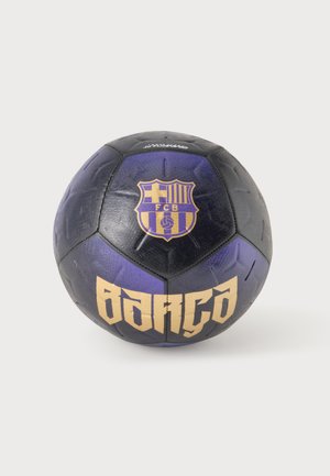 Balón de fútbol negro y púrpura con el escudo del FC Barcelona y texto dorado "Barca" sobre fondo blanco.