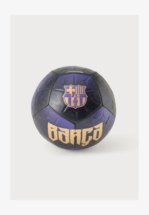 Ballon de football noir et violet avec le blason du FC Barcelone et texte doré "Barca" sur fond blanc.