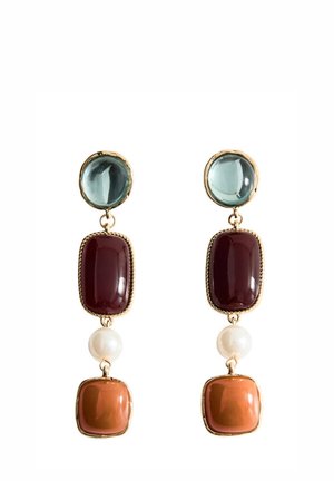 Boucles d'oreilles pendantes avec pierres rondes bleues, rectangulaires rouge foncé, perle blanche et carrées orange serties dans des montures dorées.