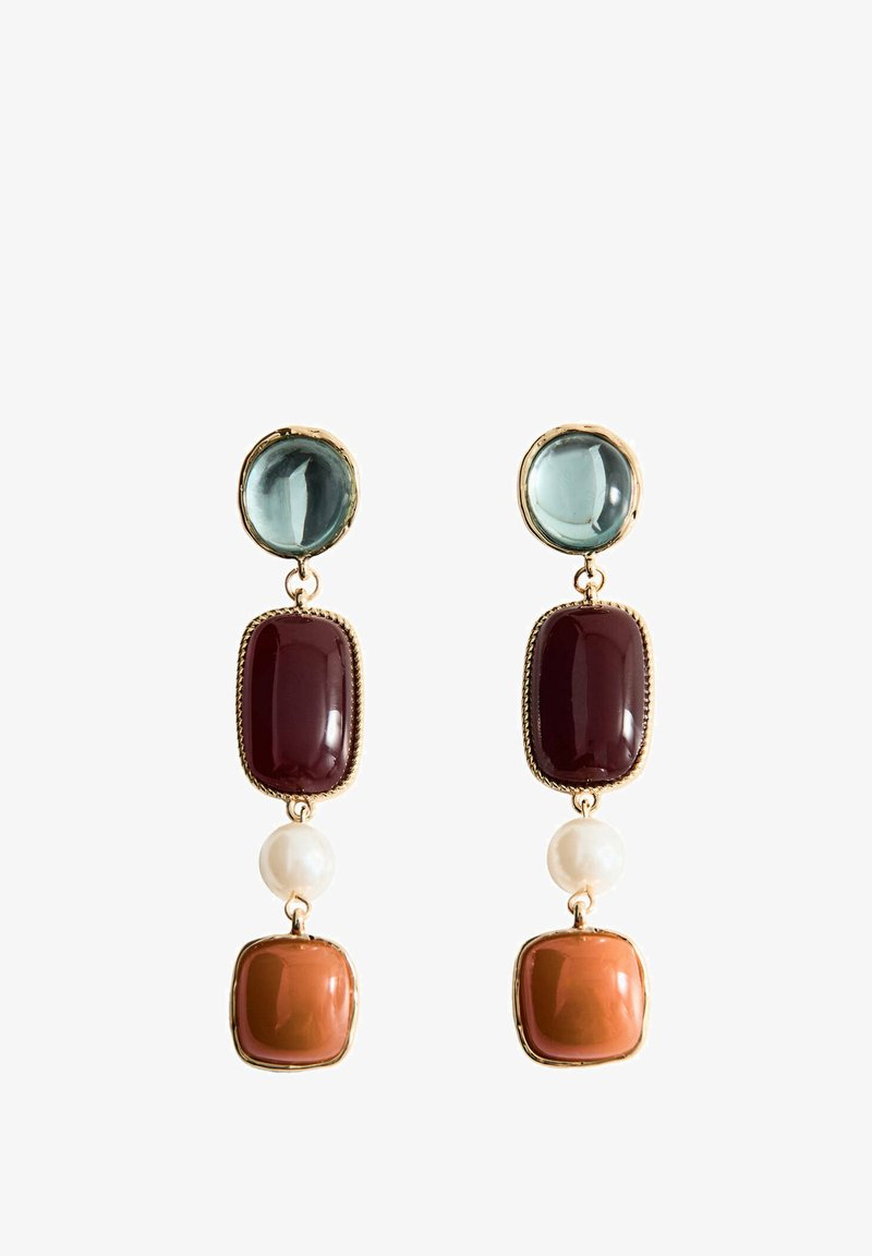 Boucles d'oreilles pendantes avec pierres rondes bleues, rectangulaires rouge foncé, perle blanche et carrées orange serties dans des montures dorées.