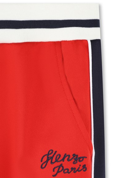 Rode sportshorts met een wit en marineblauwe gestreepte tailleband. Inclusief zijzakken en geborduurd "Glenzo Paris" in marineblauw. De textuur lijkt ademend te zijn.
