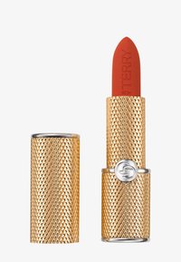 Goldfarbener Lippenstiftetui mit diamantartigem Muster und silbernen Akzenten. Strahlend roter matter Lippenstift mit dem eingeprägten Markenlogo an der Seite.