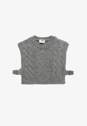 Graue Strickweste mit Zopfmuster, weiten Armausschnitten und ribbeliertem Hals. Mit seitlichen Knopfdetails für eine anpassbare Passform. Weiche Textur.