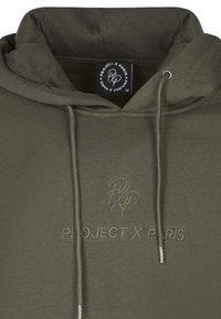 Sudadera con capucha de color verde oliva, fabricada con tejido suave, que presenta un logo bordado y cordones con puntas de metal para su ajuste.